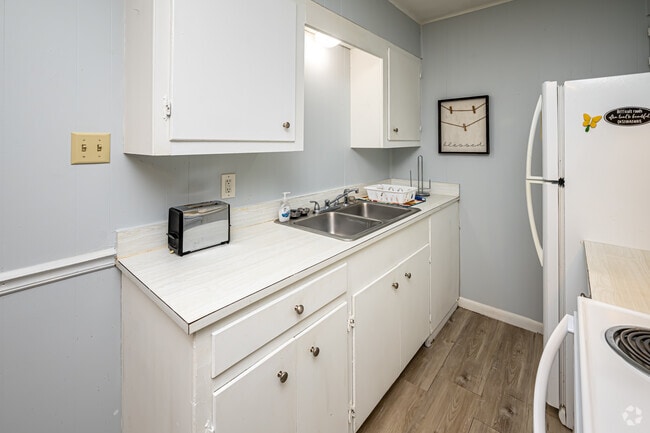 1BR, 1BA - 750SF - Kitchen - Green Acres Apartments