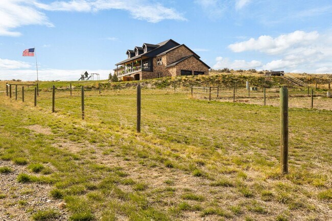 Building Photo - Spacious 6-bedroom, 4.5-bathroom home is i...