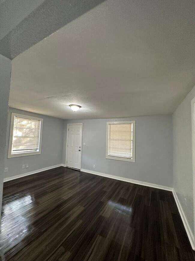 Building Photo - Fully Renovated 2/1 Single Family Available Now!