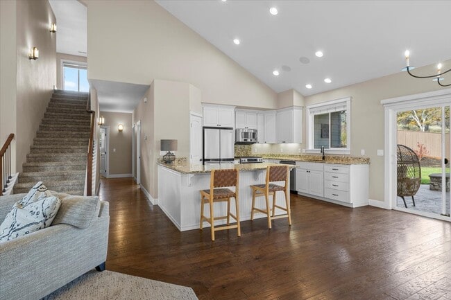 Building Photo - 4375 Vista Pointe Dr