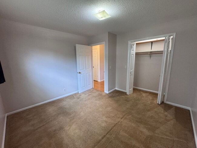 Building Photo - 1709 Oak Hill Dr S
