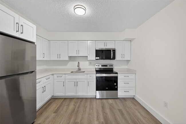 Building Photo - 2465 SW 18th Ave