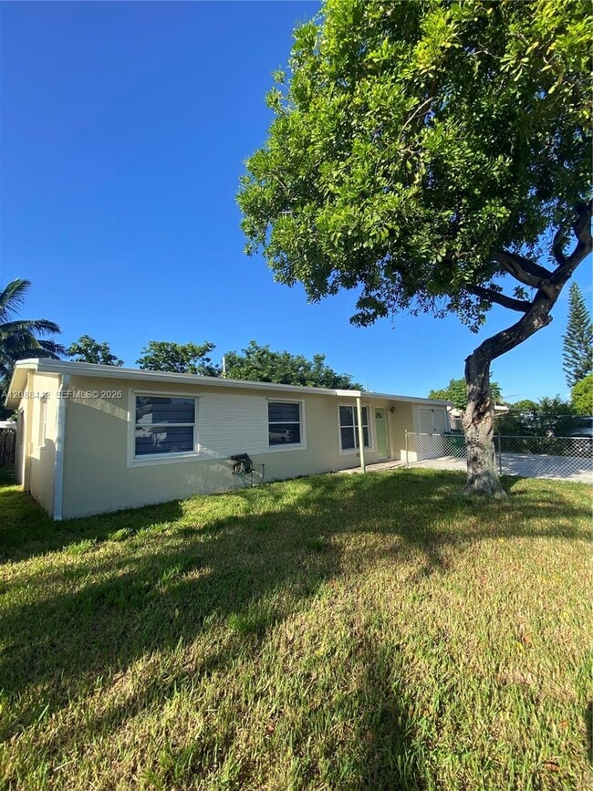 Building Photo - 6140 SW 37th Ct