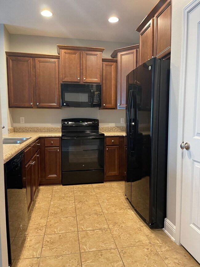 Building Photo - *** MOVE IN SPECIAL! Half OFF 1st Month's Rent!