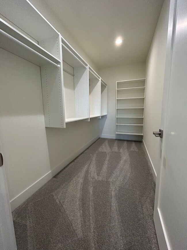 Building Photo - 5706-5708 Eternity Drive