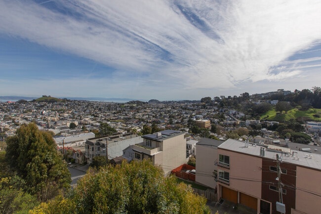 Building Photo - 2031 Castro St