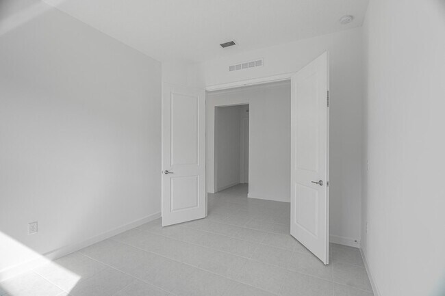 Building Photo - 13885 SE Riversway St
