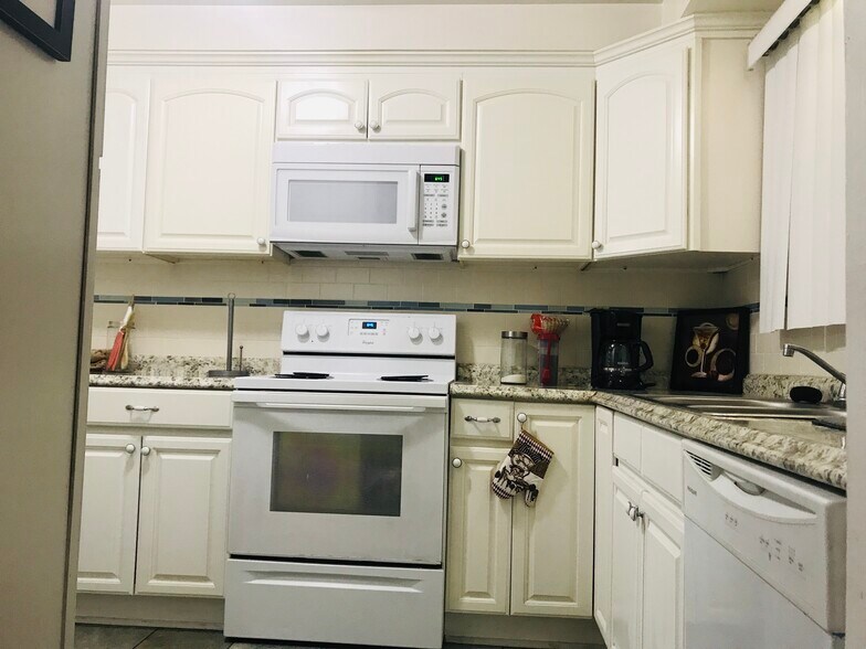 Building Photo - 324 E Spruce Ave