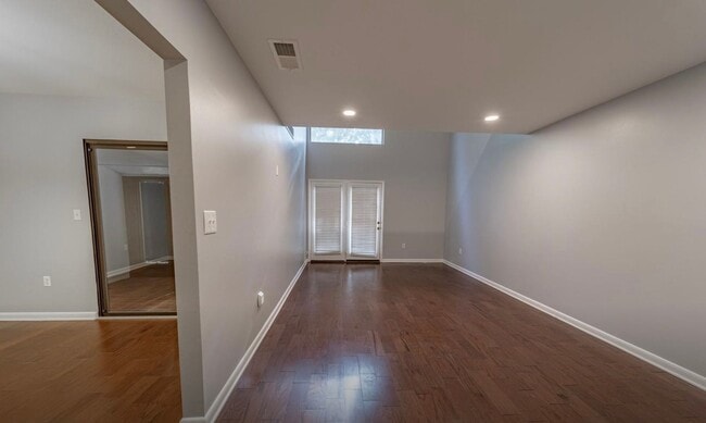 Building Photo - Knoxville 37920 - 3 bedroom, 3 bath home i...