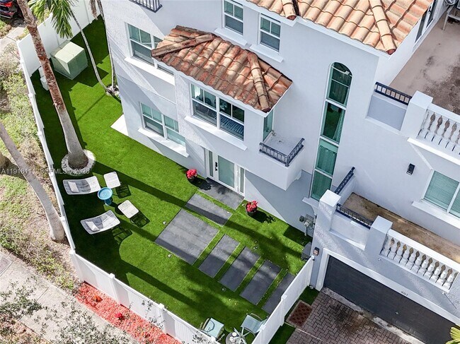 Building Photo - 601 NE 11th Ave