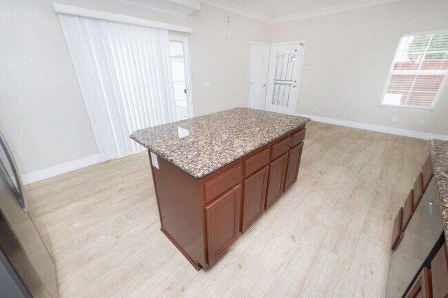 Building Photo - 511 Stork St