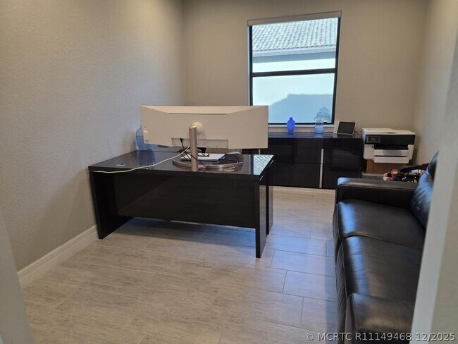 Building Photo - 527 SE Vallarta Dr