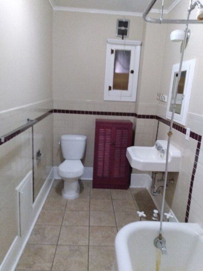 Building Photo - Gorgeous 2 bedroom, 1 bath apartment in Shields Mansion in the historic Old North End