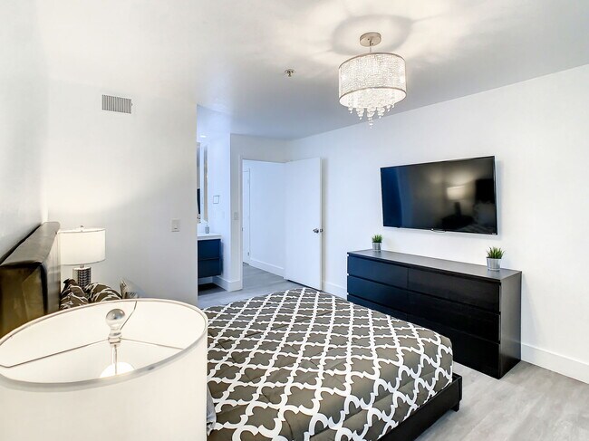 Building Photo - Westpointe Boulevard, Orlando, FL 32835 - 2 BR 2 BA condo