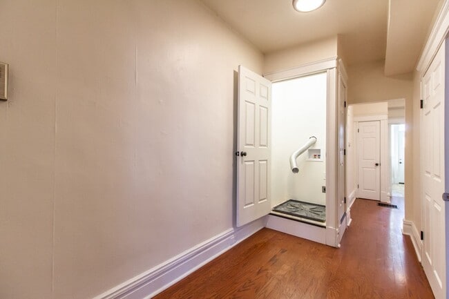 Building Photo - 2 Bedroom unit, newly rehabbed, available ...