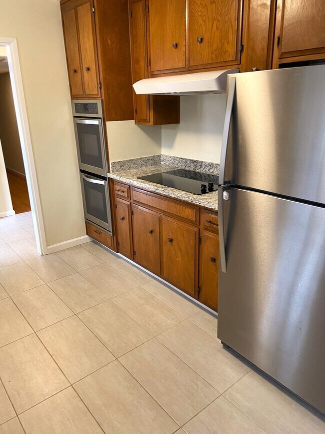 Building Photo - Spacious Duplex in Great Mountain View Area!