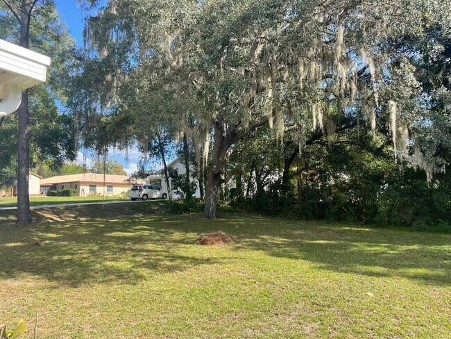 Building Photo - 728 Greenleaf Ave