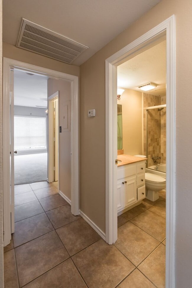 Building Photo - 2 Bedroom, 2 Bath Condo