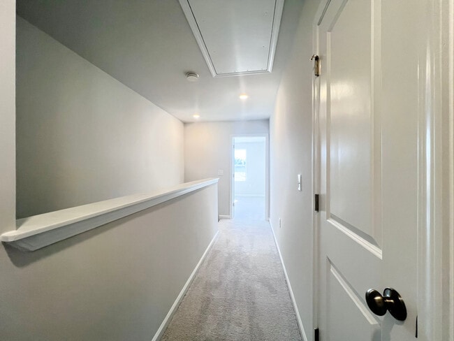 Building Photo - 1988 Rosedale Rdg Ave