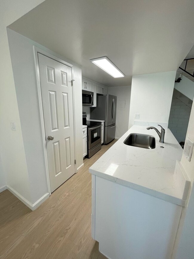 Building Photo - Remodeled 2+1 Townhome in Villa Ventura
