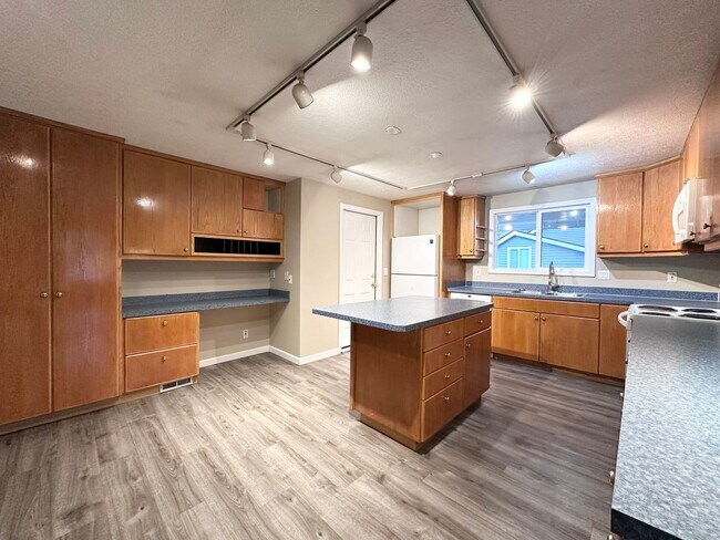 Building Photo - Single Family Home in Beaverton, OR 6 Beds 3 Baths w/ Double Car Garage!