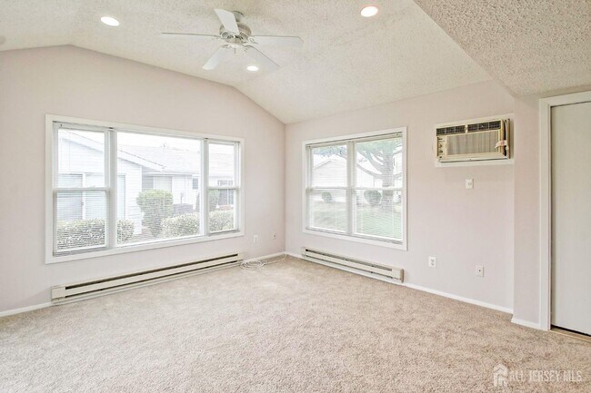 Building Photo - 332 Quinton Dr