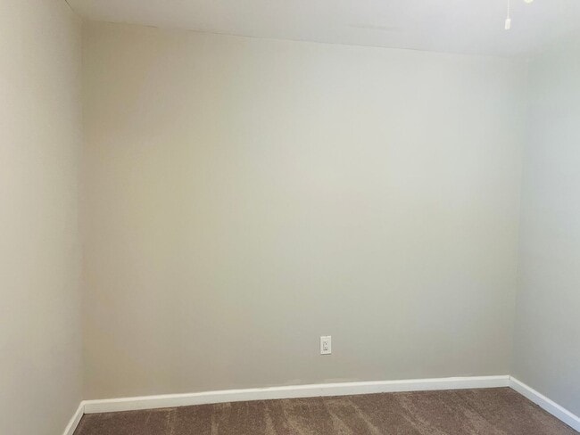 Building Photo - Beautiful 3 bedroom, 3 bathroom with large...