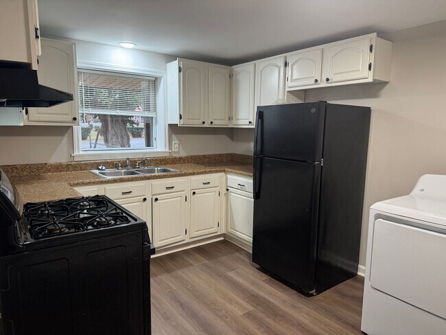 Building Photo - 310 Braden St