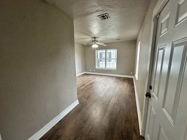 Building Photo - 2bed/2bath Home Available in OKC!