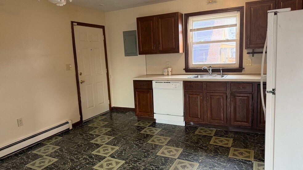 Building Photo - 541 Revere St