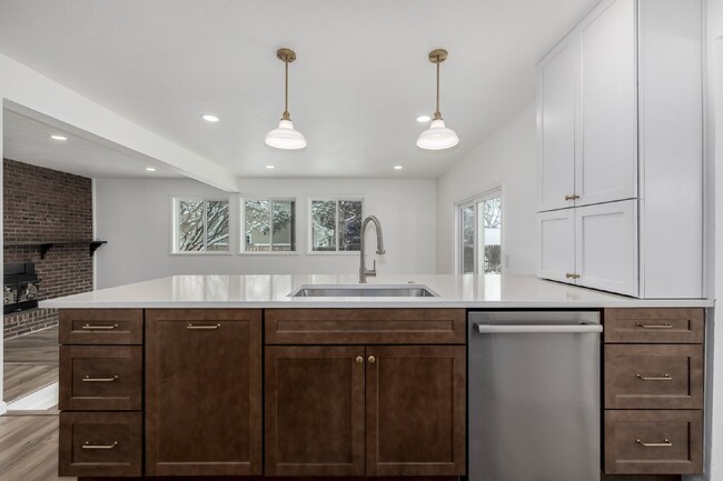 Building Photo - Perfectly remodeled 4 Bed home in Arvada