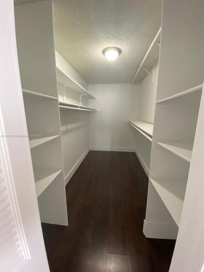 Building Photo - 6960 Miami Gardens Dr