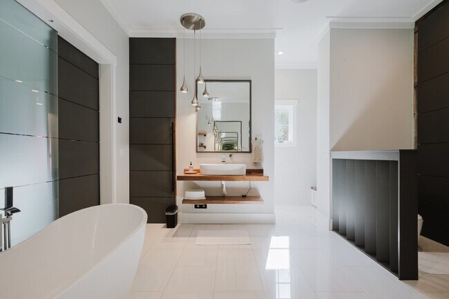 Building Photo - Stunning Custom Home in Palmetto Bluff