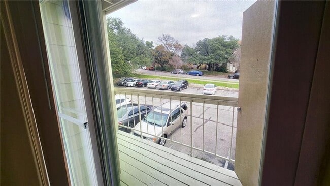 Building Photo - Hyde Park Oaks #201