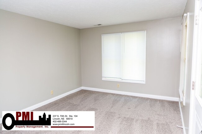 Building Photo - 3 Bedroom and 1.5 bathroom Duplex for rent