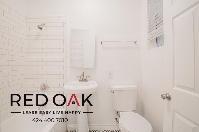 Building Photo - 915 S Carondelet St