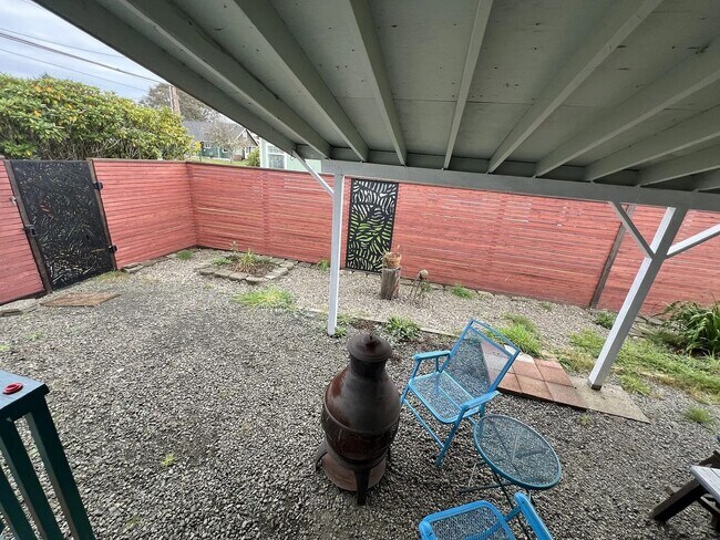 Building Photo - Well Maintained, 2-Bedroom, 1-Bath Home Cl...