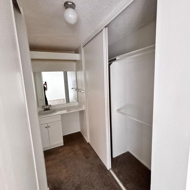 Building Photo - LIGHT & BRIGHT UPGRADED, 2 BEDROOM CONDO, ...