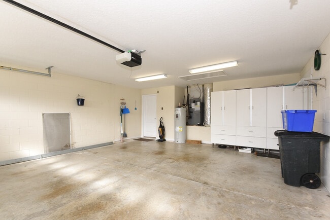 Building Photo - 11 Manderley Ln