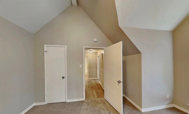 Building Photo - MOVE IN READY