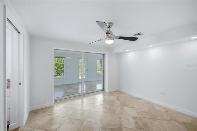 Building Photo - 885 Spanish Dr N
