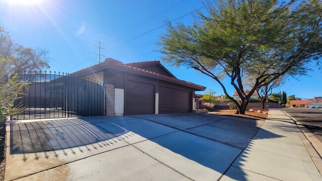 Building Photo - 8525 Del Rey Ave