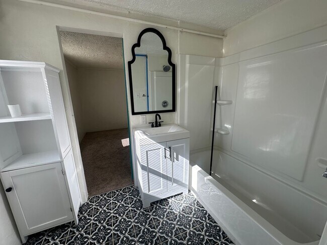 Building Photo - Attached one car garage! Pet Friendly!