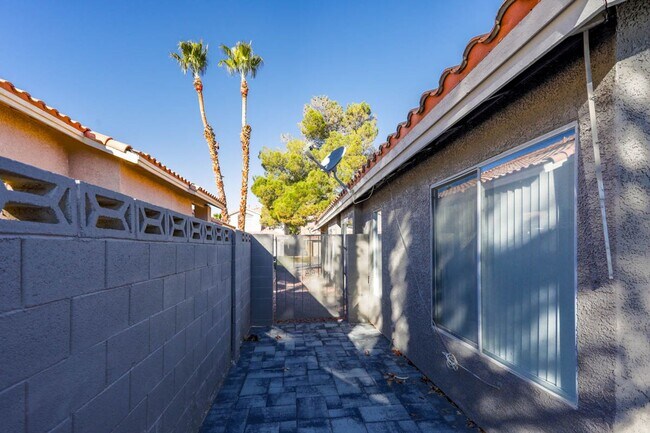 Building Photo - Single Story, 3 Bedroom, Peccole Ranch Beauty