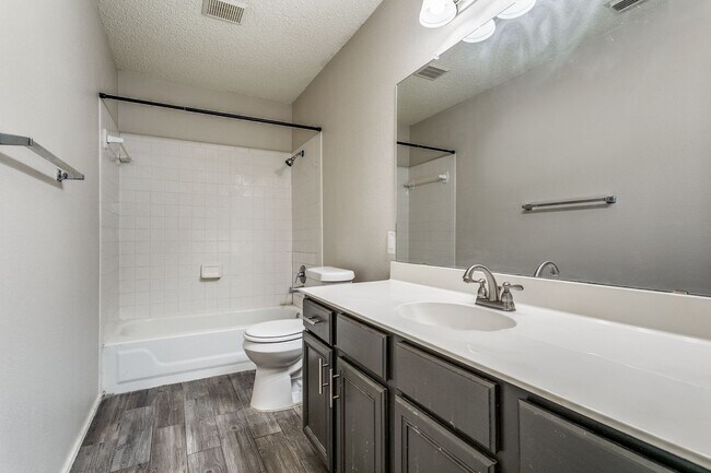 Building Photo - Spacious 3-bedroom home in the highly desirable Parkwood Subdivision