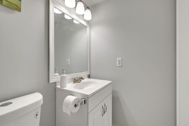 Building Photo - 3031 Cornwall B