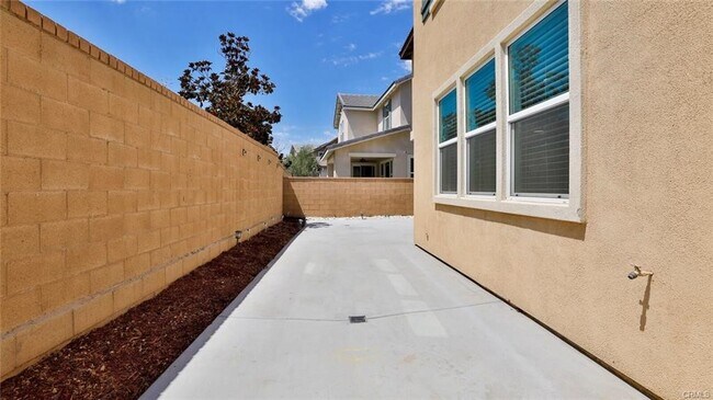 Building Photo - 2832 E Clementine Dr