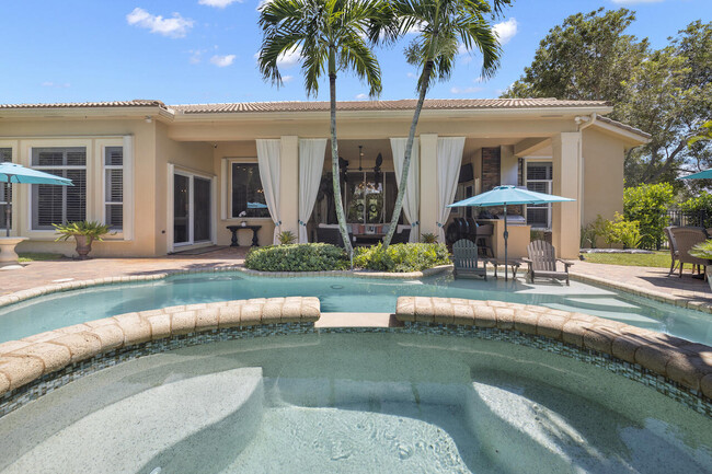 Building Photo - 15385 Meadow Wood Dr