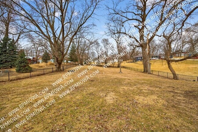 Building Photo - 6717 Roseland Dr