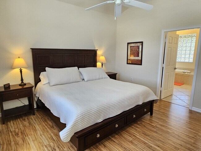 Building Photo - Seasonal Short-Term 3 Bedroom 2 Bathroom Heated Pool Home located in Venetian Club & River Club!